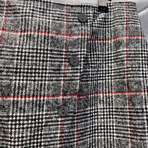 NWOT Dee Elly‎ Glen Plaid Asymmetrical Mini Skirt Gray Red Check Button Front M - Picture 2 of 8